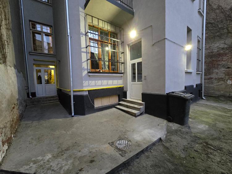 Apartament cu 4 camere semidecomandat în Armeneasca