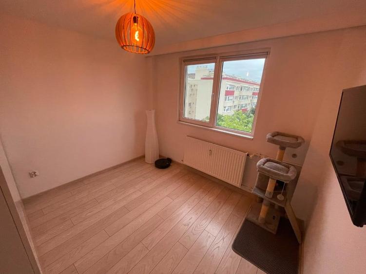 Apartament cu 3 camere semidecomandat în Giurgiului