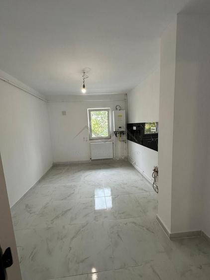 Apartament cu 4 camere decomandat în Dacia