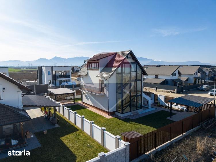 Casă cu 9 camere cu Teren 501 Mp în Astra