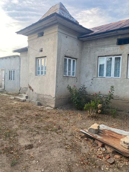 Casă cu 5 camere cu Teren 936 Mp în Robănești