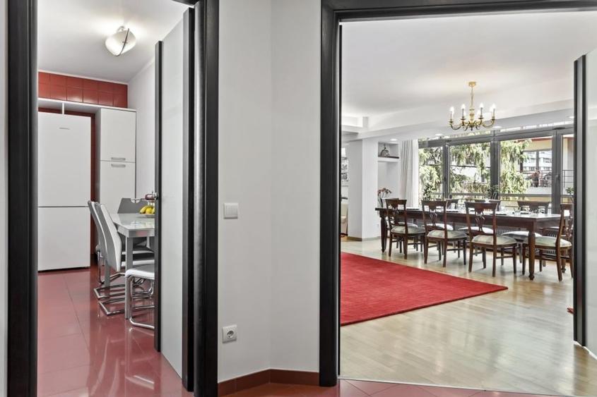 Apartament cu 3 camere semidecomandat, mobilat în Arcul de Triumf