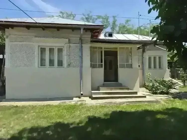 Casă cu 3 camere cu Teren 1300 Mp în Cocorăștii Colț