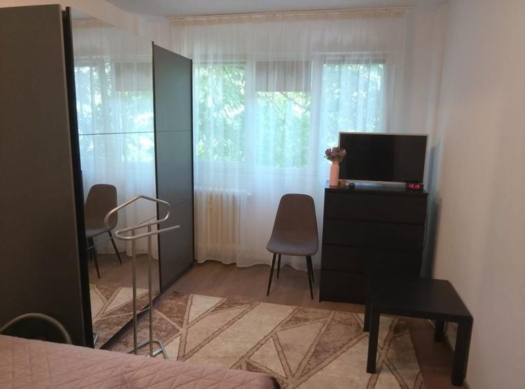 Apartament cu 3 camere semidecomandat în Berceni