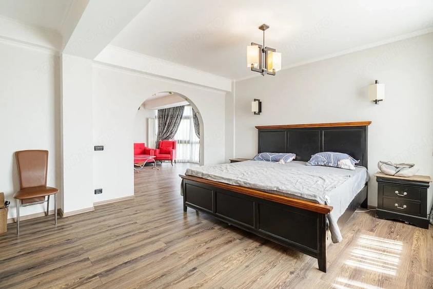 Casă cu 7 camere cu Teren 300 Mp în Colentina