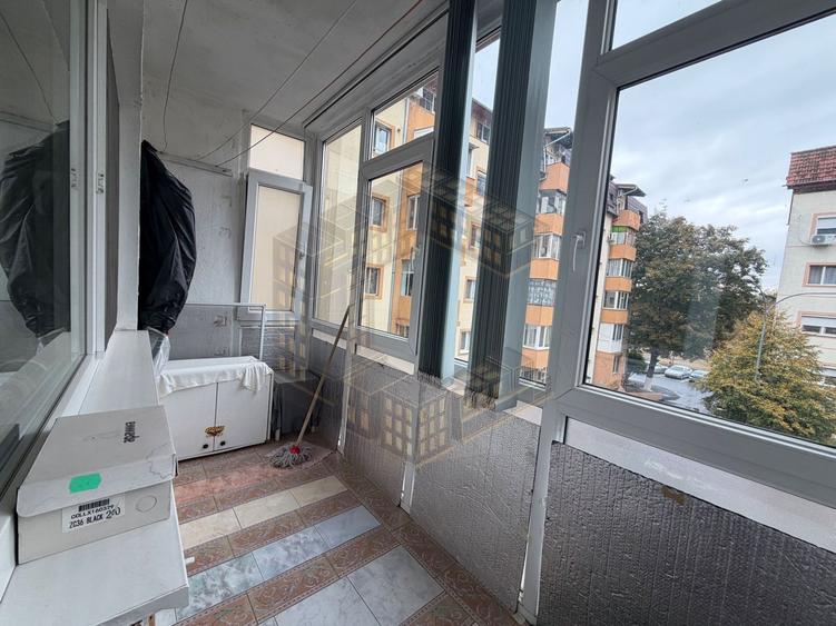 Apartament cu 3 camere semidecomandat, mobilat în Girocului