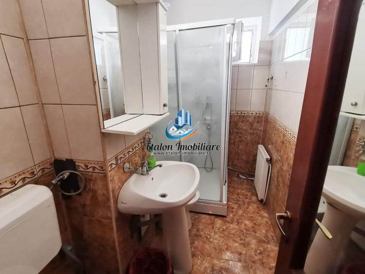 Apartament cu 3 camere semidecomandat în Dărmănești