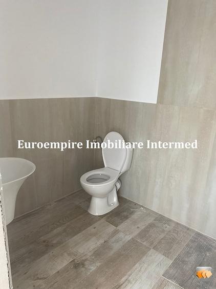 Casă cu 7 camere cu Canalizare în Exterior Est