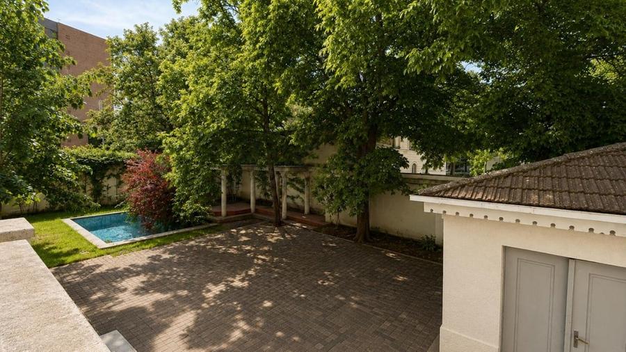 Casă individuală cu 50 camere cu Piscina în P-ța Romană