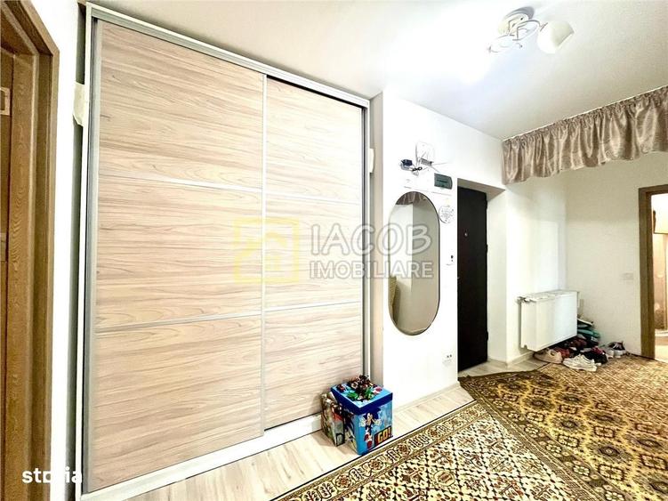 Apartament cu 3 camere semidecomandat, mobilat în Nord