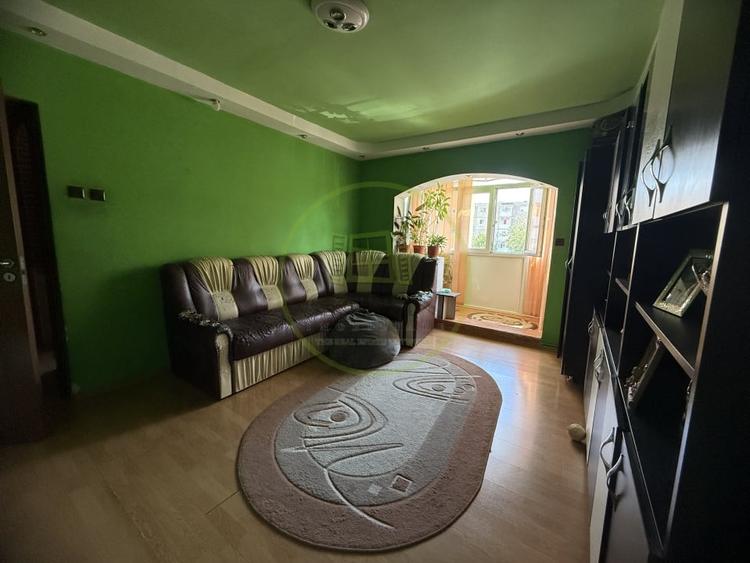 Apartament cu 3 camere semidecomandat, mobilat în Craiovița Nouă