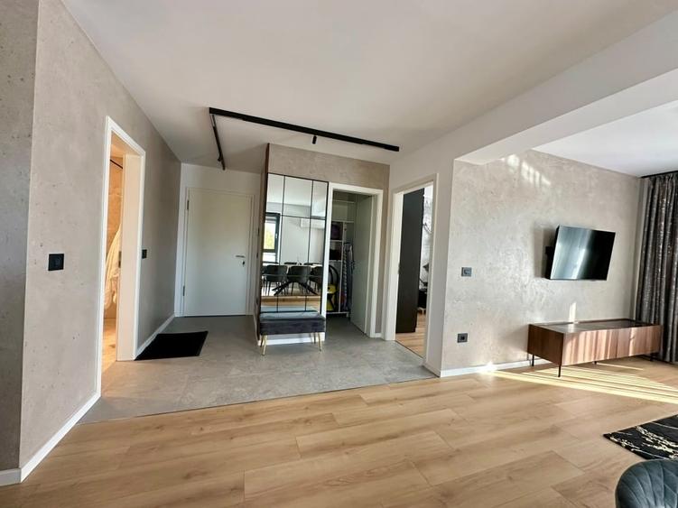 Apartament cu 2 camere decomandat, mobilat în Tractorul