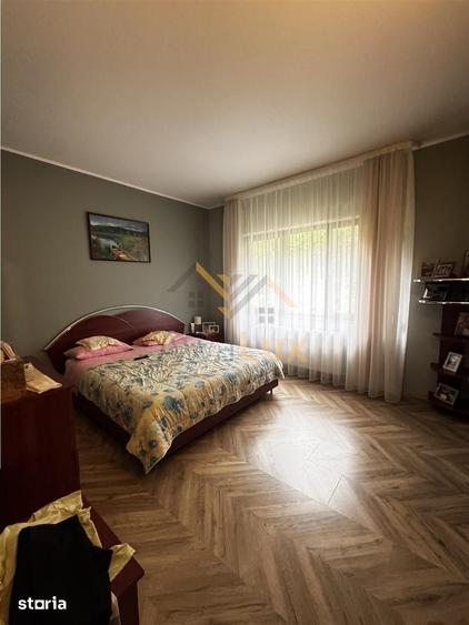 Casă cu 7 camere cu Teren 1800 Mp în Săsar