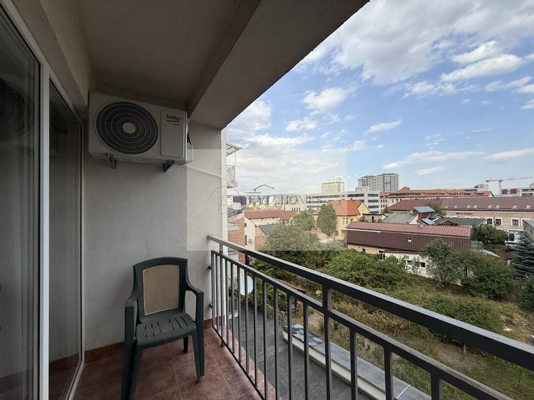 Apartament cu 2 camere semidecomandat, mobilat în Central