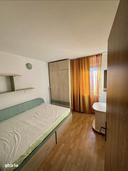 Apartament cu 3 camere în Podu Roș