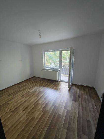 Apartament cu 4 camere decomandat în Micro 16