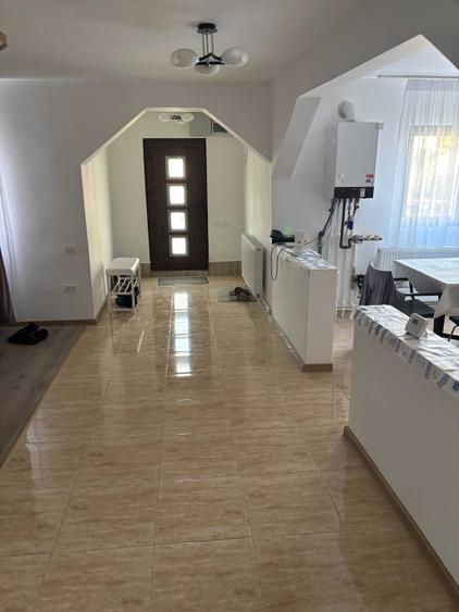 Casă cu 4 camere în Pantelimon