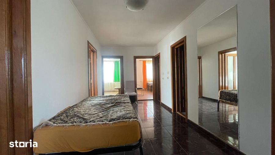 Casă cu 8 camere cu Teren 370 Mp în Central