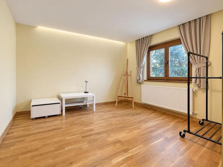Casă individuală cu 6 camere cu Canalizare în Dumbrăvița