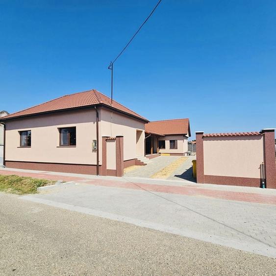 Casă individuală cu 4 camere cu Canalizare în Sântion