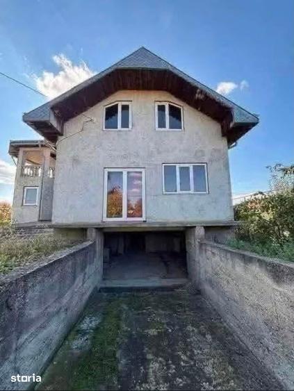 Casă cu 4 camere cu Teren 1100 Mp în Central