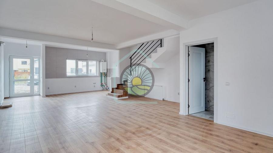 Duplex cu 4 camere cu Canalizare în Sânpetru