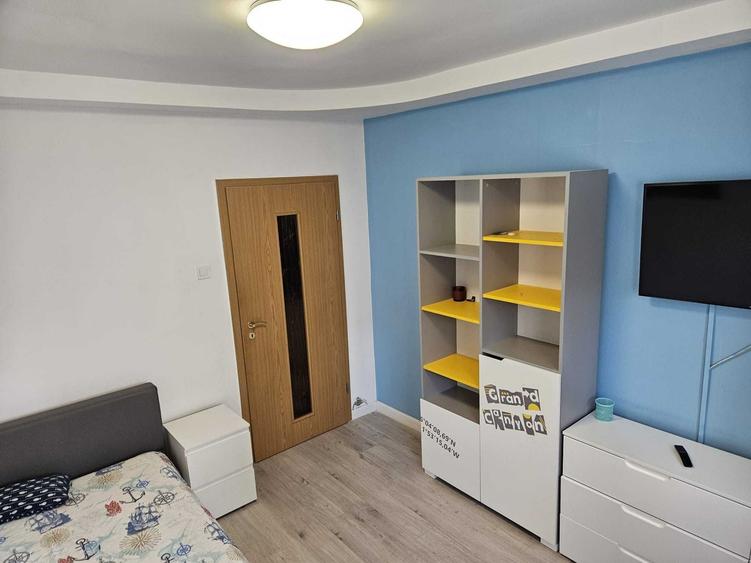 Apartament cu 3 camere decomandat în Exterior Vest