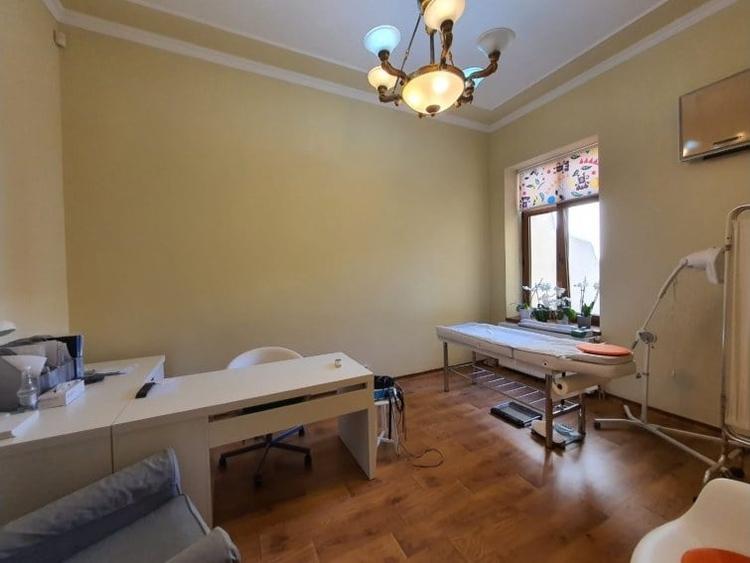 Casă cu 17 camere cu Garaj în P-ța Romană
