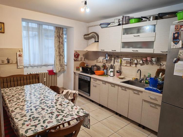 Apartament cu 4 camere semidecomandat, mobilat în Central