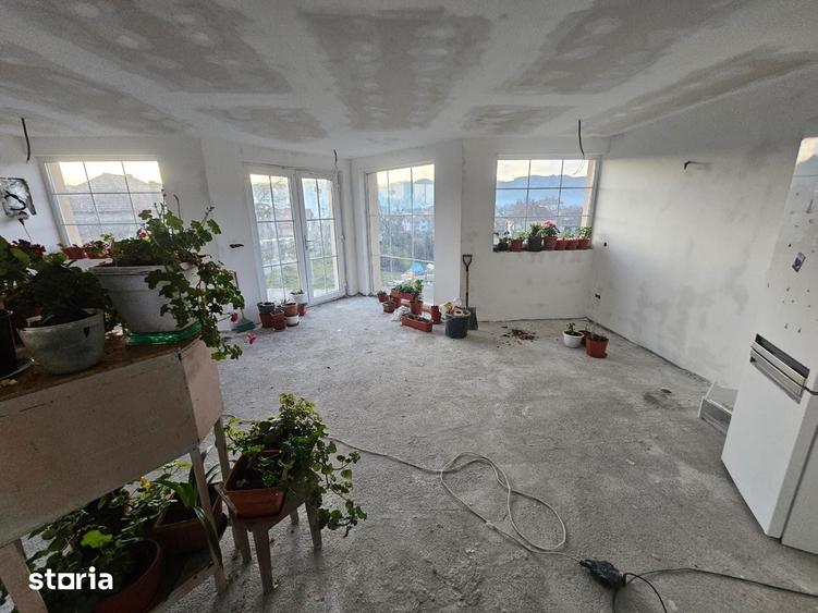 Casă cu 4 camere cu Teren 407 Mp în Țițești