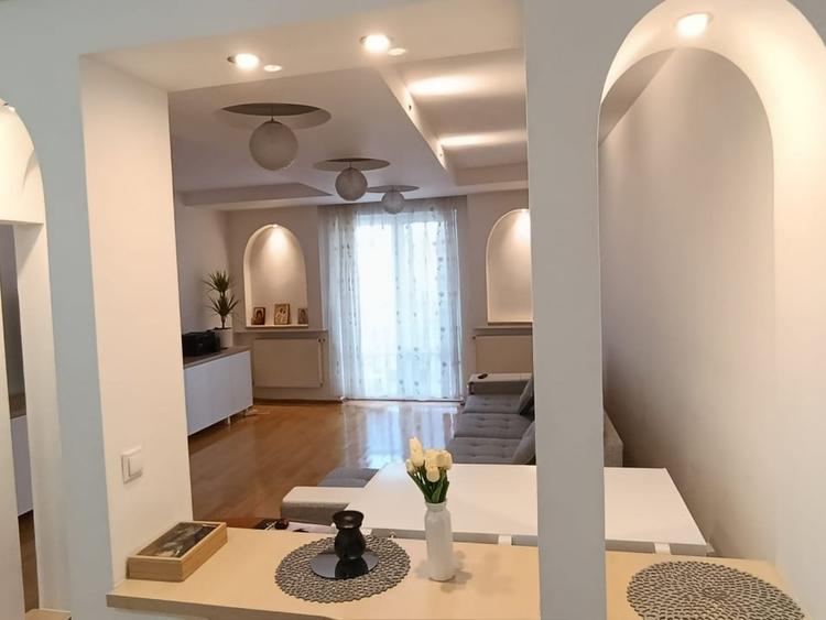 Apartament cu 3 camere decomandat, mobilat în Central