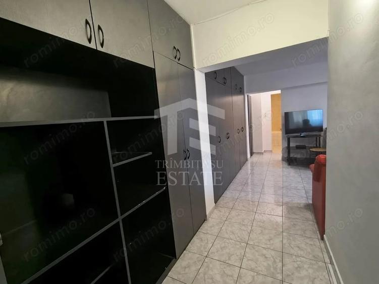 Apartament cu 3 camere semidecomandat în Panduri