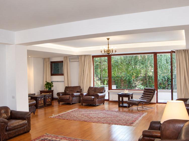 Apartament cu 3 camere decomandat, mobilat în Calea Victoriei