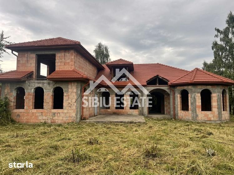 Casă cu 8 camere cu Teren 55000 Mp în Central