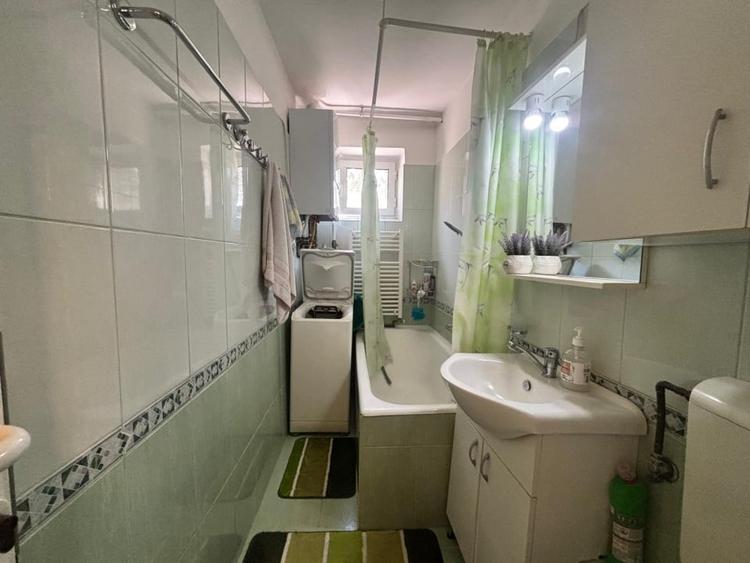 Apartament cu 3 camere semidecomandat, mobilat în Calea Moldovei