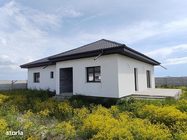 Casă cu 4 camere cu Teren 500 Mp în Săbăreni