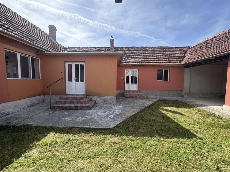 Casă cu 4 camere în Măgești