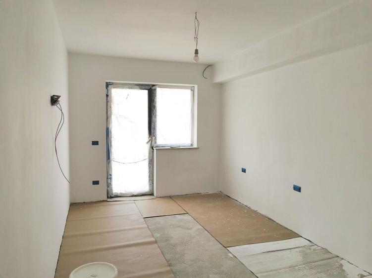Apartament cu 4 camere decomandat în Tractorul
