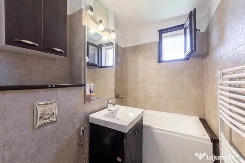 Apartament cu 3 camere semidecomandat în Central