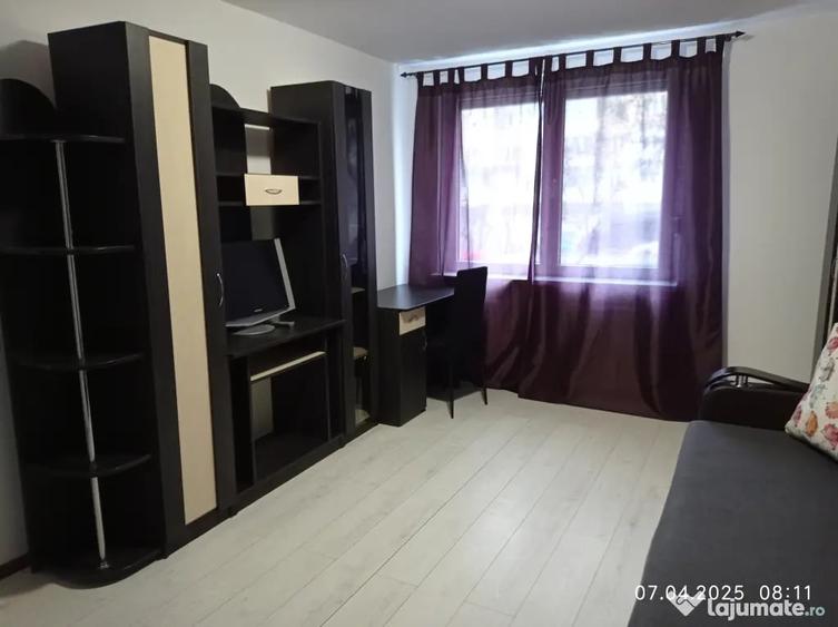 Garsonieră decomandată în Precista