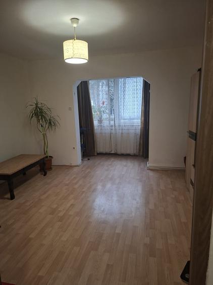Apartament cu 3 camere decomandat în Dâmbu Pietros