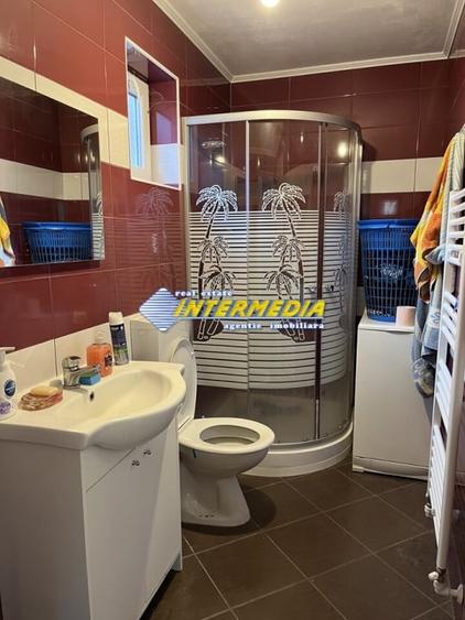 Casă individuală cu 4 camere cu Canalizare în Central
