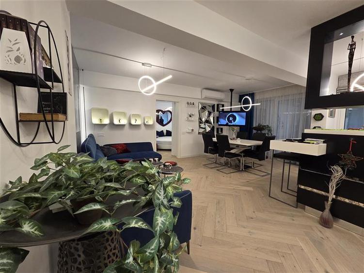 Apartament cu 3 camere semidecomandat, mobilat în Noua