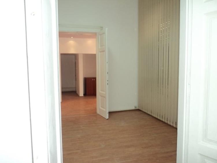 Apartament cu 5 camere semidecomandat în Unirii