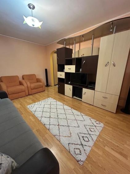 Apartament cu 3 camere semidecomandat, mobilat în Dacia