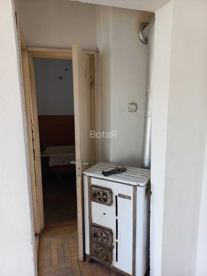 Vanzare urgenta Apartament 2 camere + boxa, zona centrala in Lipova, 40,10 mp.