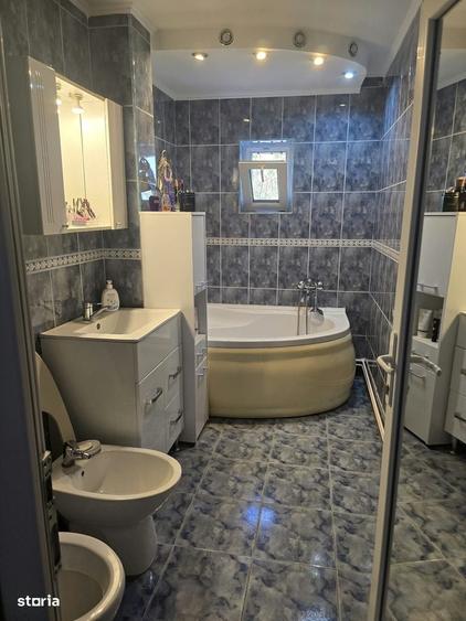 Apartament cu 4 camere decomandat în Micro 16