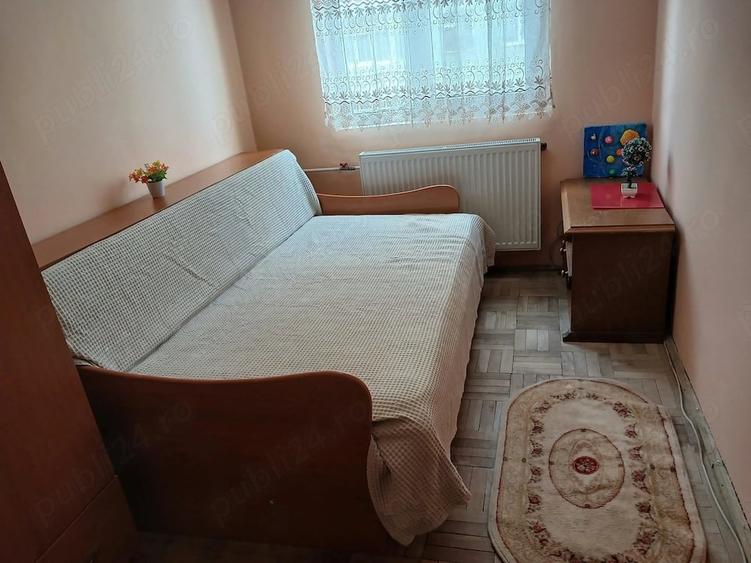 Apartament cu 3 camere semidecomandat în Ostroveni