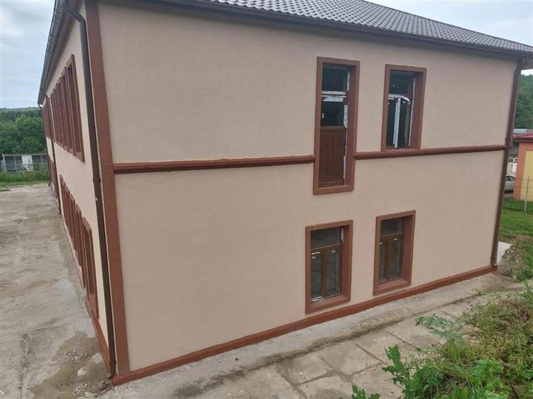 Casă individuală cu 15 camere cu Canalizare în Zlatița