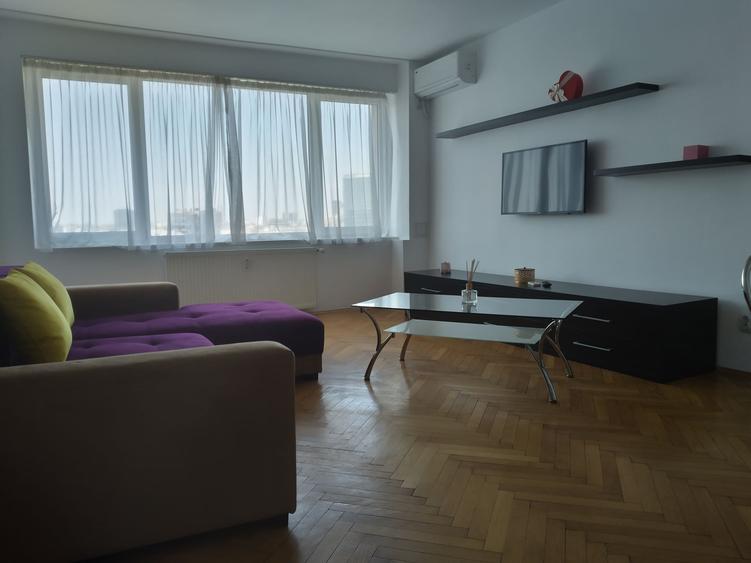 Apartament cu 3 camere semidecomandat în Sala Palatului
